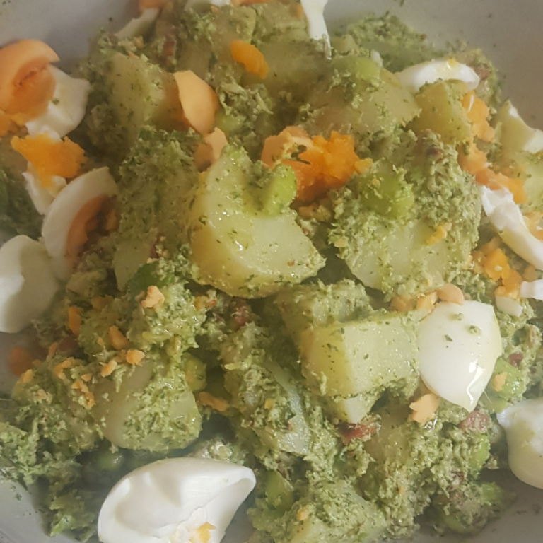 Potato salad with broccoli and mint smash